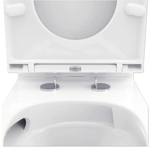 Snímka toaletného sedadla s otvoreným vekom.