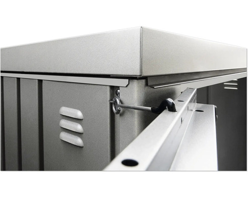 Detailný pohľad na kovovú skriňu na náradie s vetracími otvormi a zatváracím mechanizmom.