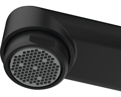 Detailný záber čiernej hlavy vodovodnej batérie s voštinovým perlátorom