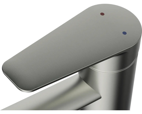 Kovová vodovodná batéria s označením studenej a teplej vody