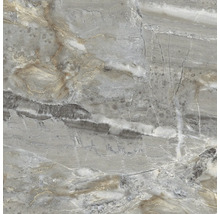 Detail šedej dlaždice s mramorovým vzhľadom.