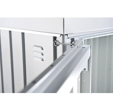 Detailný pohľad na kovový záhradný box s kotvením