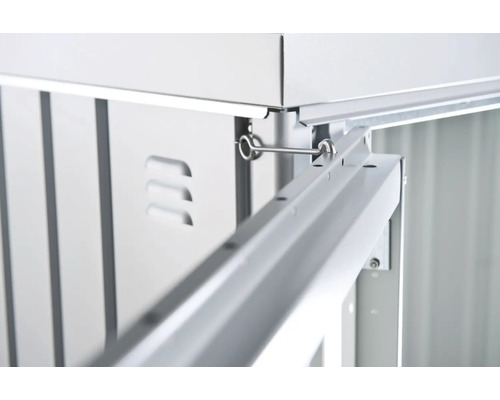 Detailný pohľad na kovový záhradný box s kotvením