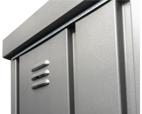 Detail kovového záhradného domčeka s vetracími otvormi