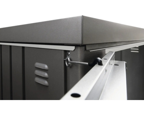 Detailný pohľad na kovový záhradný domček s vetracími otvormi a zamykacím mechanizmom