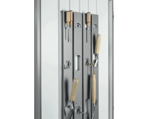 Záhradné náradie na držiaku na uloženie záhradného náradia