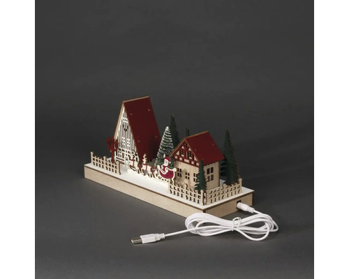 Vianočná drevená dekorácia s LED osvetlením, pozostávajúca z domov, stromov a Santa Clausa v saniach s USB káblom