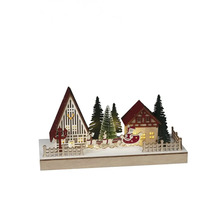 Dekoratívna vianočná scéna s domami, stromami a Santa Clausom na saniach.