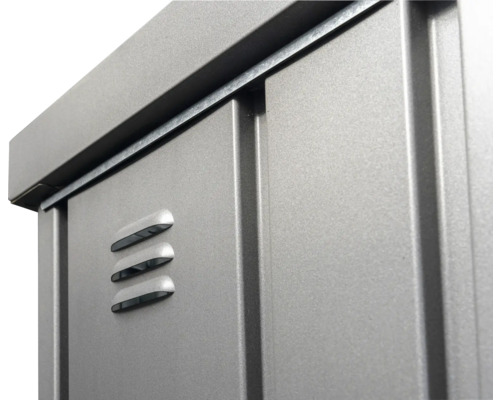 Detailný pohľad na kovový záhradný domček s vetracími otvormi