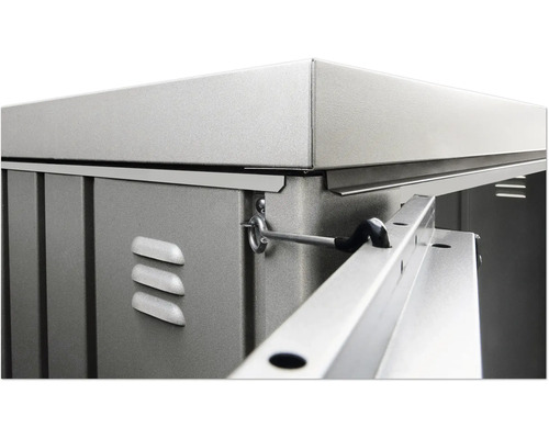 Detailný pohľad na kovový záhradný domček s vetracími otvormi a zamykacím mechanizmom