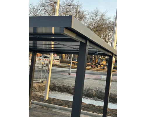 Zastávka s kovovým rámom a priehľadnou strechou