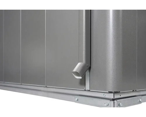 Detailný pohľad na kovový záhradný domček s dažďovou rúrou a rohovými spojmi.