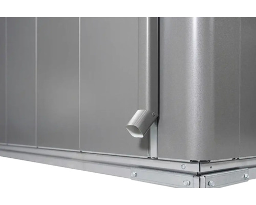 Detailný pohľad na kovový záhradný domček s odkvapom a spodným rámom