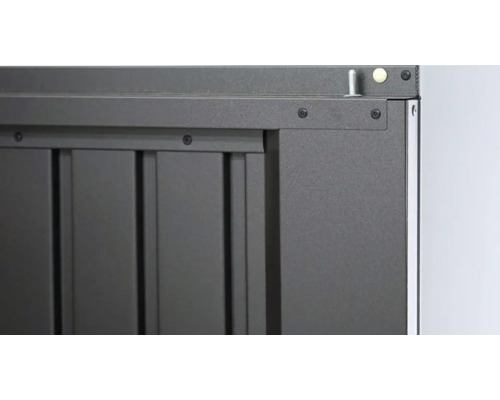 Detailný pohľad na kovový záhradný box so skrutkami