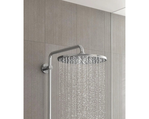 Nástenná sprchová hlavica s prúdom vody pred obkladom