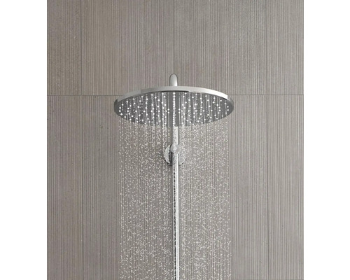 Dažďová sprcha s prúdom vody v kúpeľni