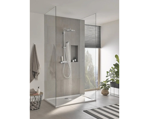 Kúpeľňa s bezbariérovým sprchovacím kútom, sprchovacou armatúrou a sklenenou stenou