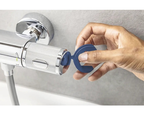 Ruka montuje obmedzovač škrtu na termostatickú batériu