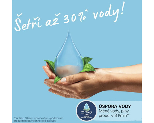 Koncept šetrenia vodou s kvapkou vody v rukách