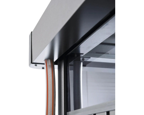 Detailný záber zimnej záhrady s kovovými prvkami a hadicovou prípojkou