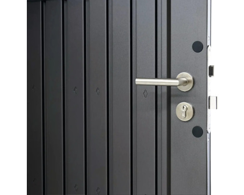 Detail sivých bezpečnostných dverí s kľučkou a zámkom