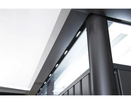 Detailný pohľad na altánok s hliníkovým rámom a sklenenými panelmi.