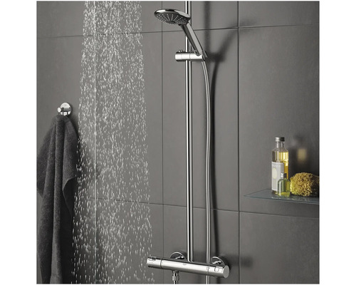 Sprchový systém s uterákom a kúpeľňovými potrebami