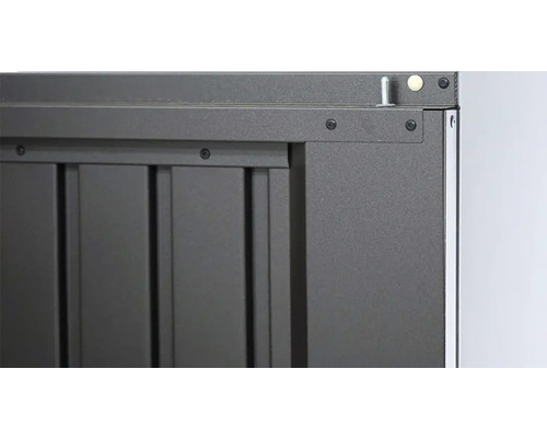 Detailný pohľad na sivé posuvné dvere so skrutkami