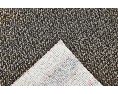 Detailný záber sivého koberca s výrezom spodnej strany