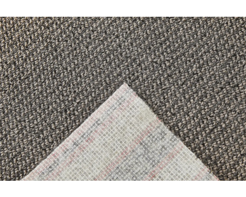 Detail šedého koberca s textilným podkladom