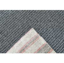 Detail šedého koberca s textilným podkladom
