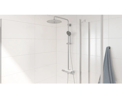 Kúpeľňa s nástennou sprchovou batériou a sprchovou zástenou