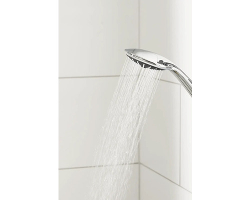 Ručná sprcha s tečúcou vodou v kúpeľni