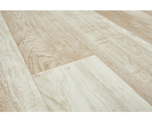 Svetlá laminátová podlaha s dreveným vzhľadom