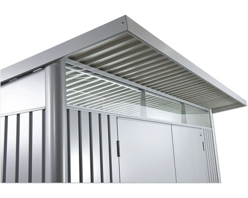 Detailný pohľad na záhradný domček s kovovou strechou