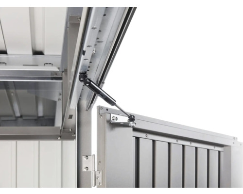 Detailný pohľad na otvorenú kôlňu na náradie s plynovou pružinou