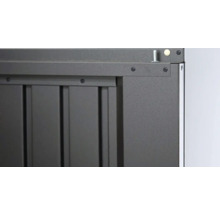 Detailný pohľad na kovovú záhradnú truhlicu so skrutkami