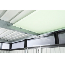 Detailný pohľad na vnútro záhradného domčeka s izoláciou pod strechou