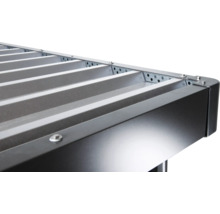 Detailný pohľad na kovovú terasovú strechu so skrutkami