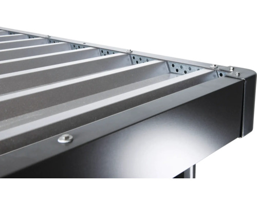 Detailný pohľad na kovovú terasovú strechu so skrutkami