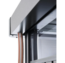 Detailný pohľad na ventilačný systém s hadicami a kovovým rámom