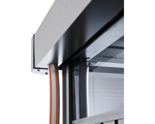 Detailný pohľad na ventilačný systém s hadicami a kovovým rámom