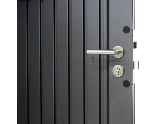 Detail moderných vchodových dverí s kľučkou a zámkom