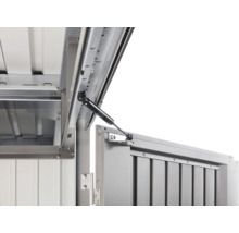 Detailný pohľad na otvorený záhradný domček s plynovou pružinou podopierajúcou dvere