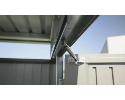 Detail plynové pružiny na záhradnom domčeku.