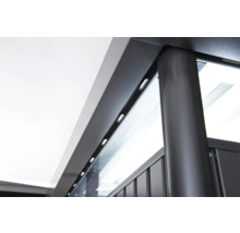 Detail terasy s hliníkovým rámom a sklenenými prvkami