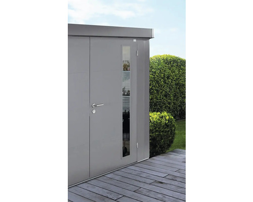 Záhradná skriňa s dverami, oknom a držadlom na drevenej terase