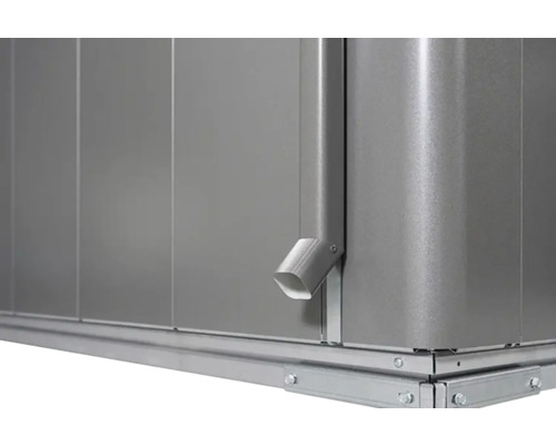 Detailný pohľad na záhradný domček s odkvapom a kovovou základňou