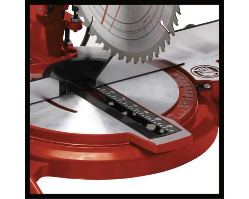 Detail pokosovej píly s pílovým kotúčom a indikátorom uhla