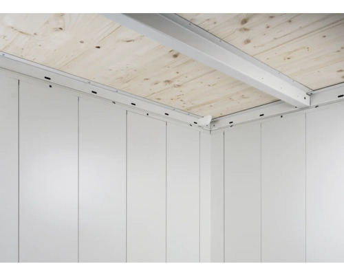 Interiér záhradného domčeka s dreveným stropom a stenovými prvkami